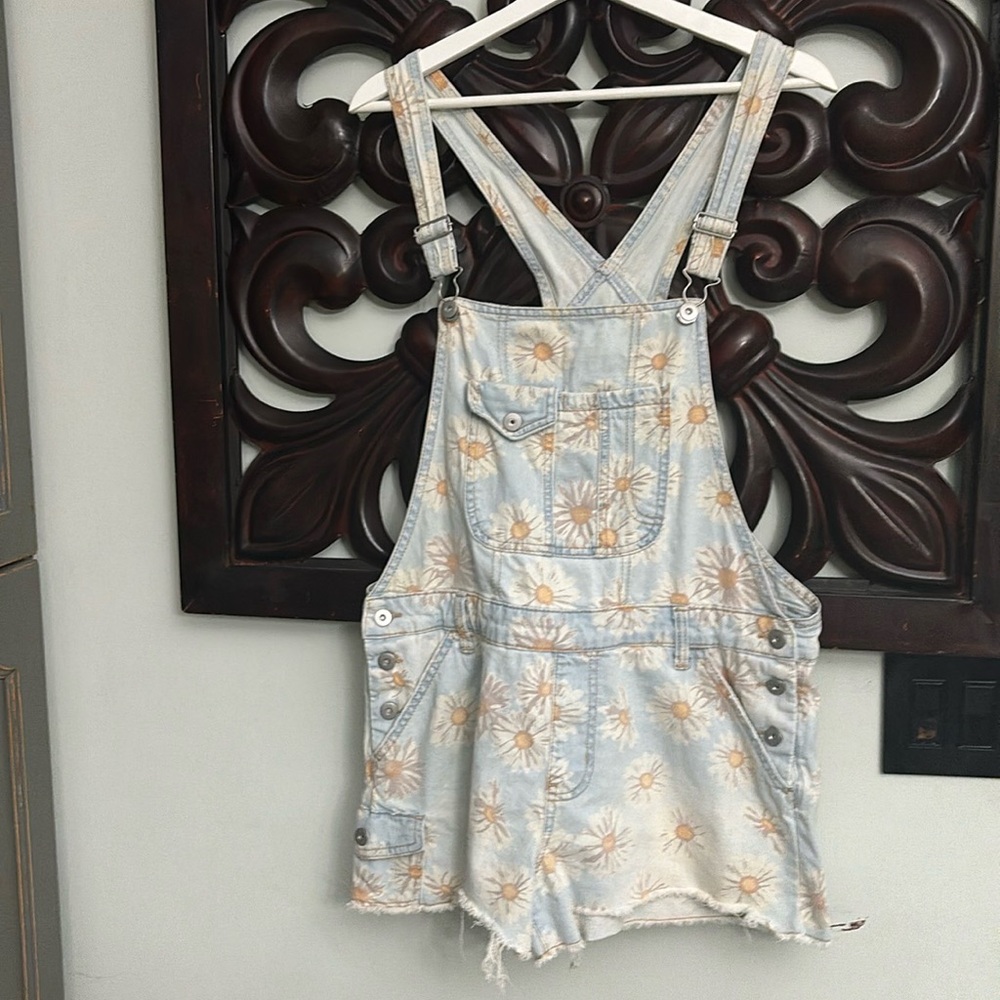 Floral Denim Short Overalls - Light Blue Daisy Print